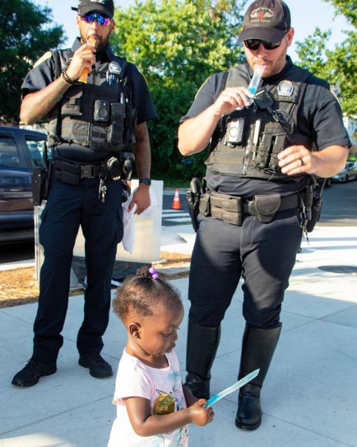 Little Girl Hands Police a Note — What It Said Left Them Speechless