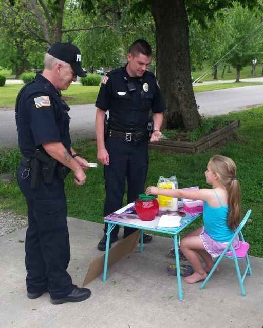 Little Girl’s Lemonade Stand Gets Unexpected Visit from Police — What Happened Next Touched the Whole Community