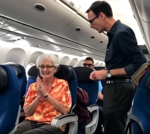 “Passenger Mocked Elderly Woman in Business Class—Pilot’s Surprise Left Everyone Speechless” “Passenger Mocked Elderly Woman in Business Class—Pilot’s Surprise Left Everyone Speechless”