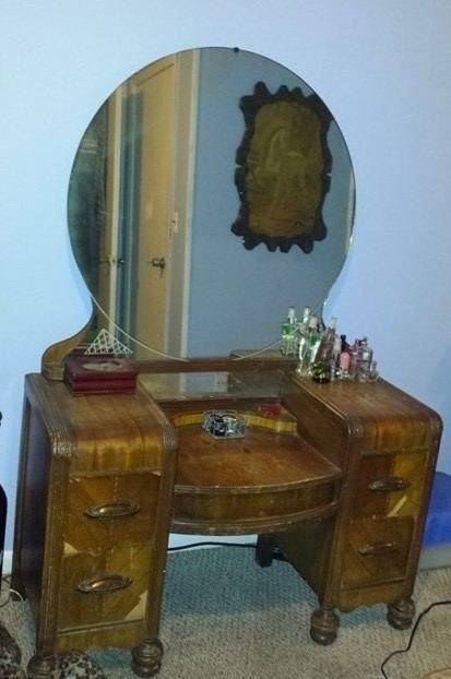 From Dusty to Dazzling: See How This 1942 Vanity Table Got a Stunning Makeover