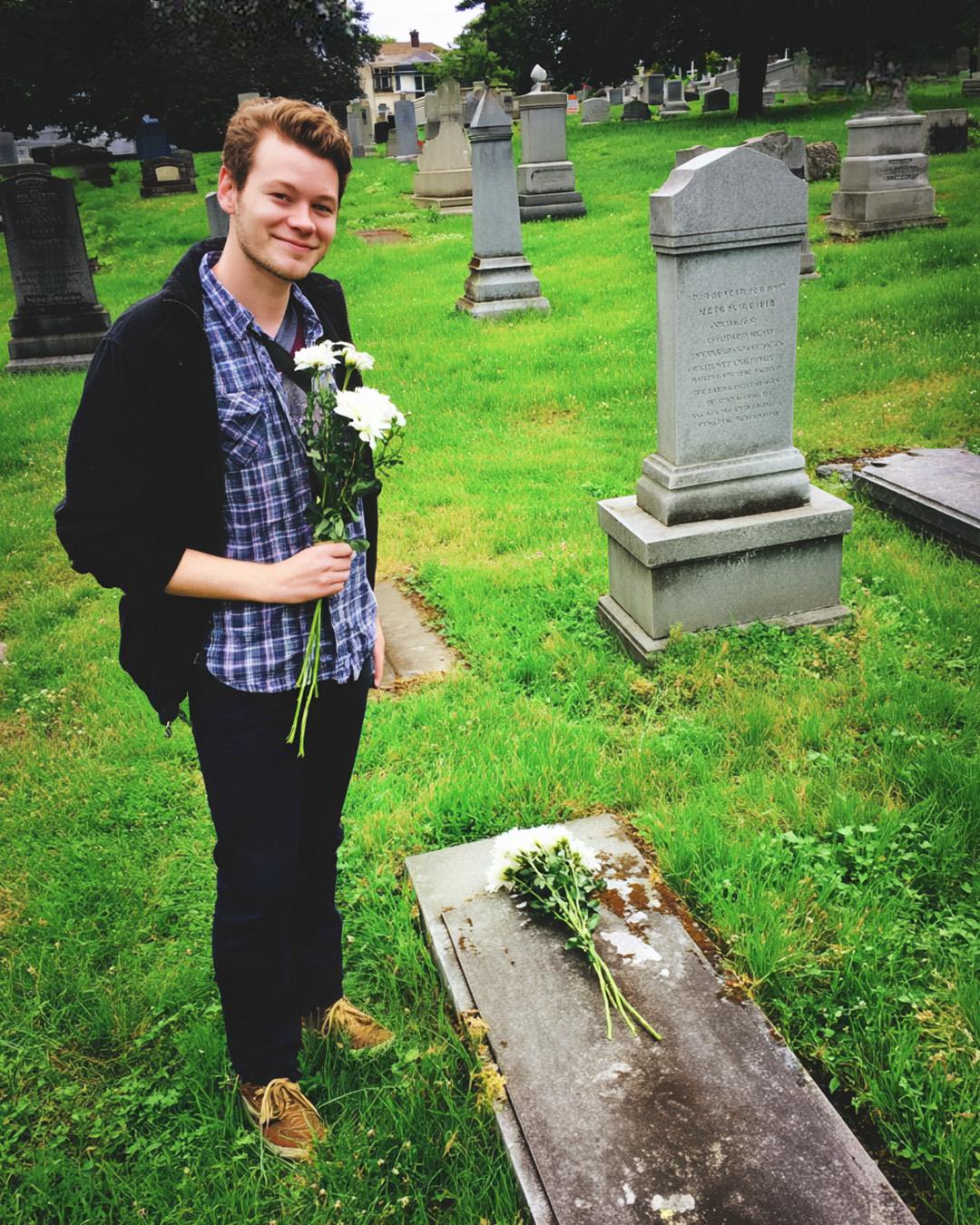 Teen Discovers Grandfather’s Hidden Legacy After Cleaning His Neglected Grave