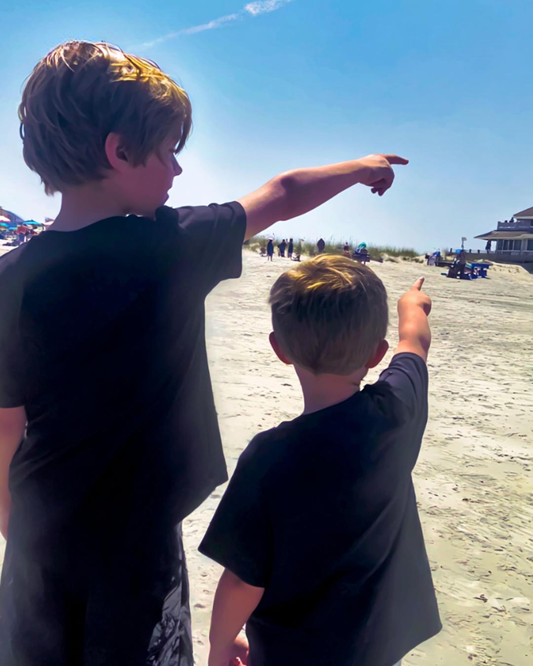 “Grandma, That’s Mom and Dad!” — What My Grandkids Said at the Beach Changed Everything