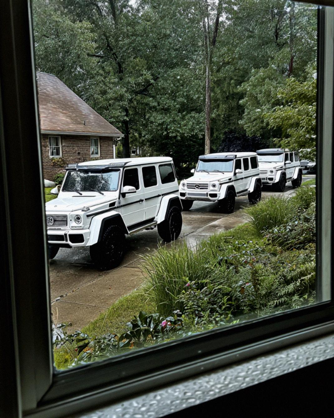I Bought an Elderly Woman Pizza and Tea — The Next Morning, Three White SUVs Pulled Up to My House