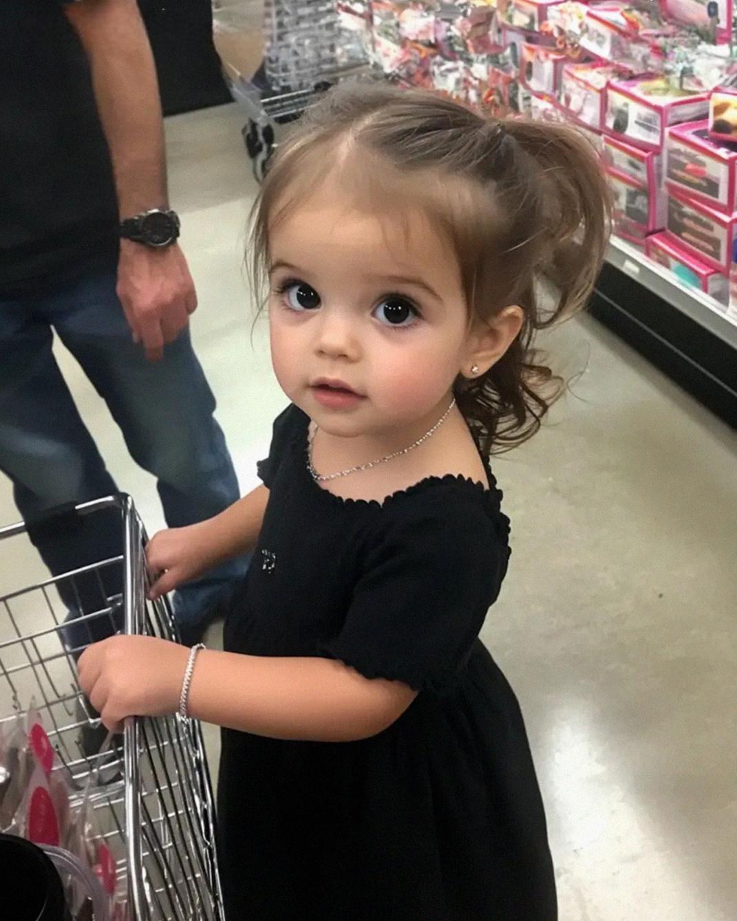 Woman Helps Single Dad at Store, Then Spots Bracelet She Thought Was Buried Forever Woman Helps Single Dad at Store, Then Spots Bracelet She Thought Was Buried Forever