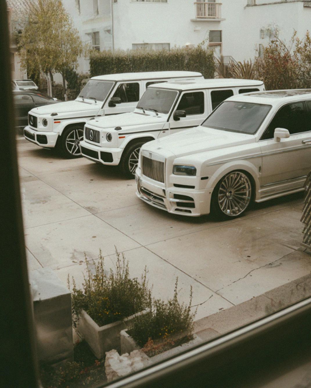 I Bought Pizza for a Hungry Old Woman — The Next Day, Three SUVs Stopped at My House