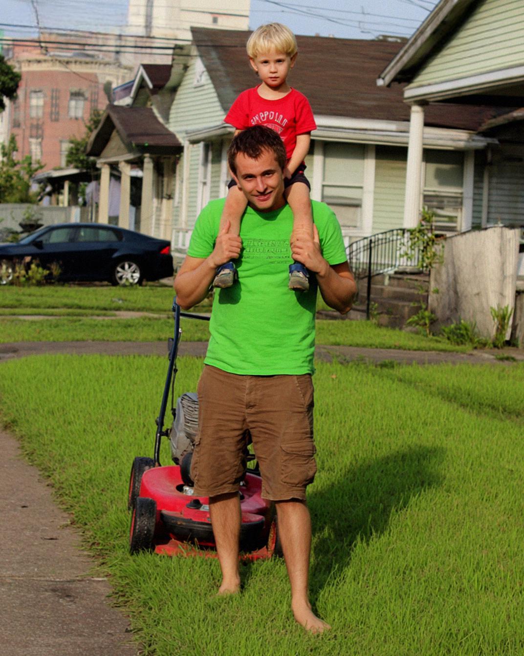 I Mowed My Elderly Neighbor’s Lawn — Days Later, She Left Me a Gift That Changed Everything