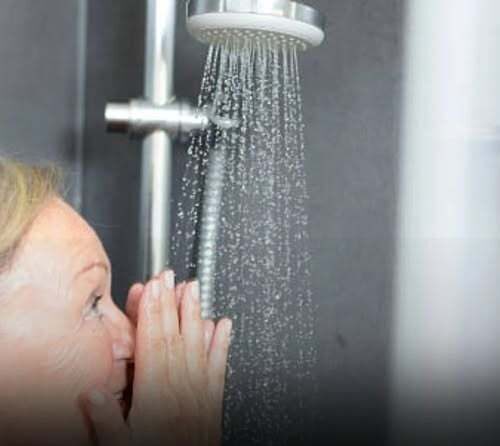 Gentle Bathing Habits That Help Mature Skin Stay Soft, Comfortable , Glowing