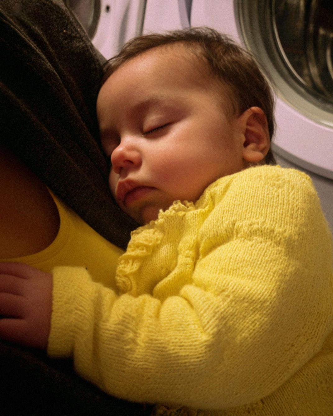 I Fell Asleep at the Laundromat Holding My Baby — When I Opened the Washer, I Couldn’t Believe What Was Inside