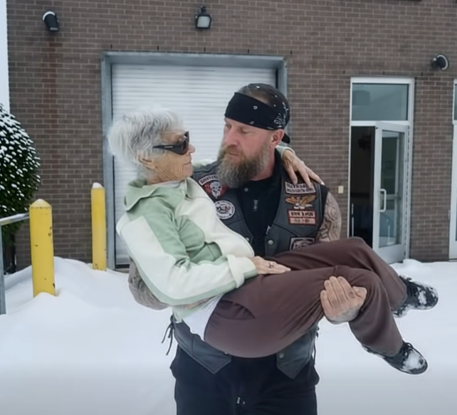 The Stranger Who Helped My 91-Year-Old Mother When No One Else Could